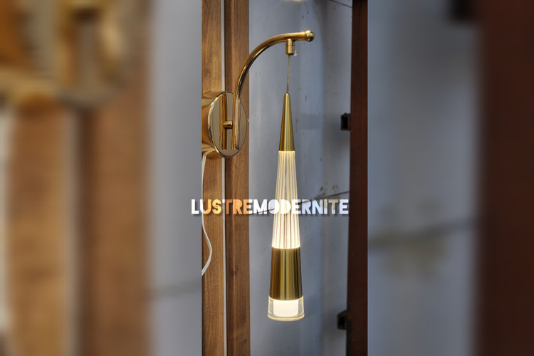 لوستر دیوارکوب مدل مخروط شیاری