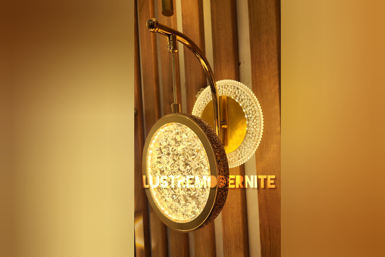 لوستر دیوارکوب مدل سکه زرین با نورپردازی مضاعف