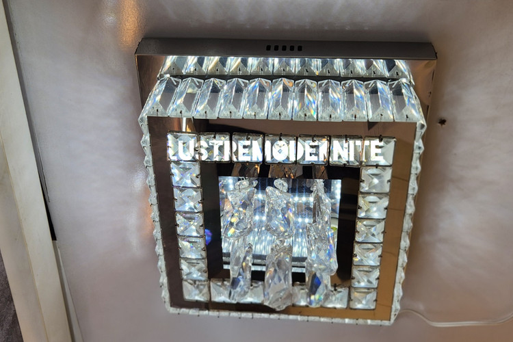 نمای زیر لوستر کریستالی