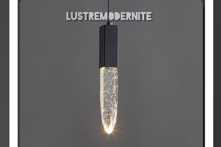 نمای نزدیک از تراش نوکتیز کریستال و بدنه فلزی مشکی