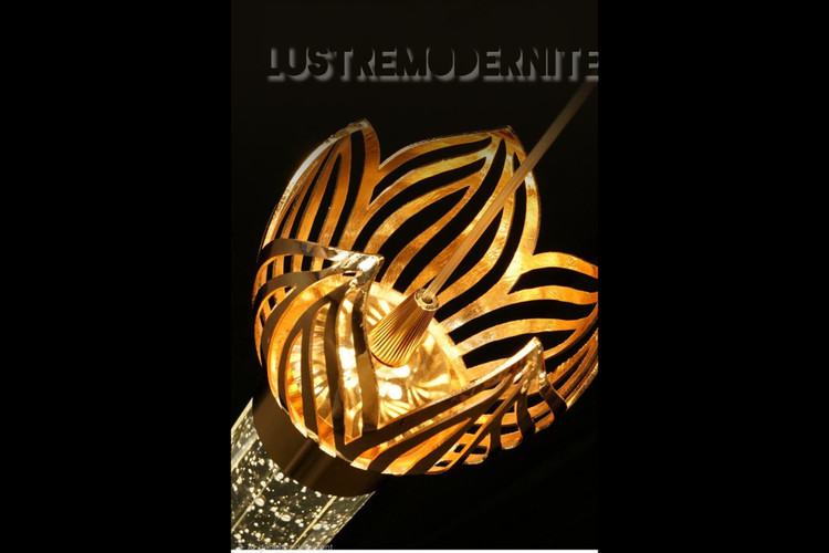 نمای نزدیک از بدنه طلایی و کریستال حبابی آویز