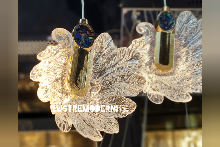 نمای نزدیک از جزئیات کریستال و سنگ زینتی آویز مدرن