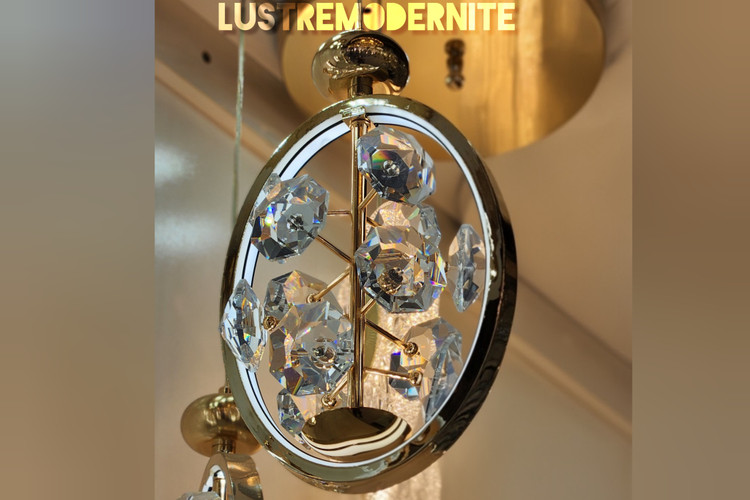 نورپردازی لاکچری با آویز کریستالی بیضیشکل