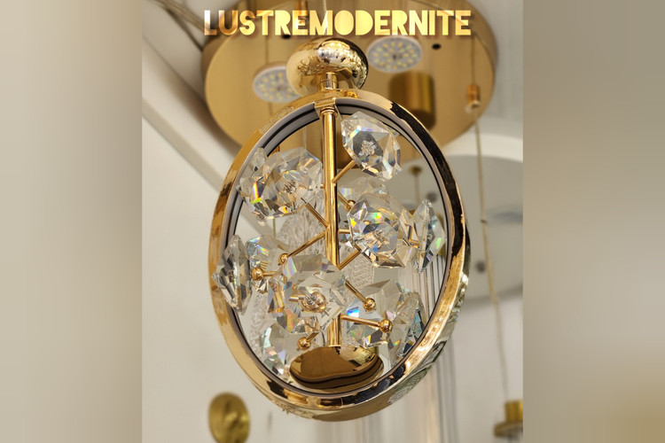 عکس نزدیک از جزئیات کریستالهای لوستر رویال