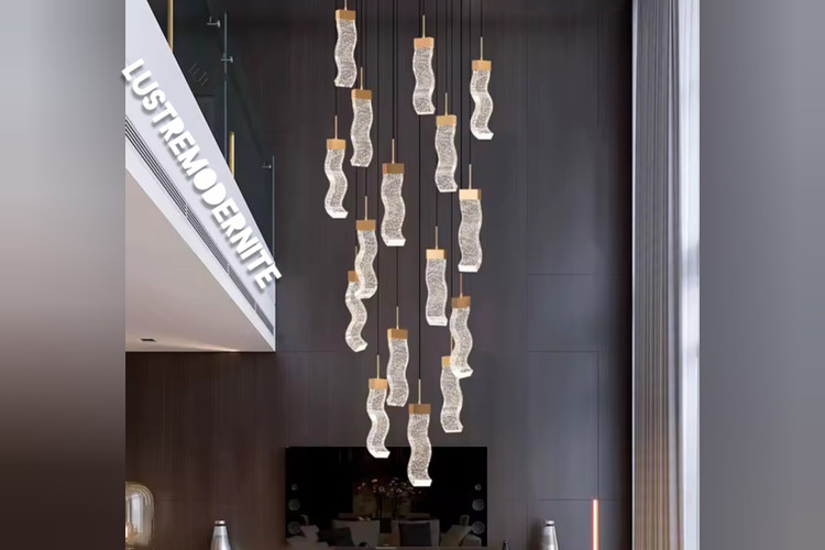 لوستر مدرن آبشاری با شیشههای موجدار برای وید و راه پله